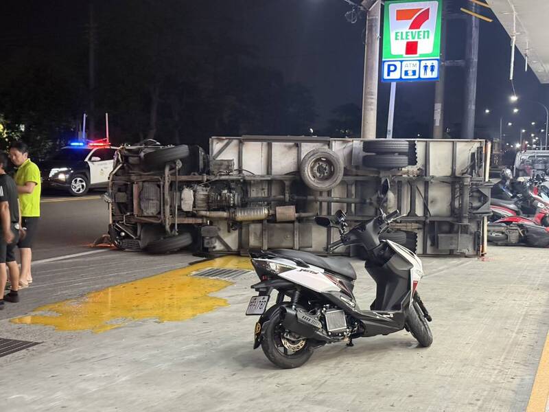 灑了一地金黃!彰化蛋車與機車碰撞側翻 騎士擦傷送醫