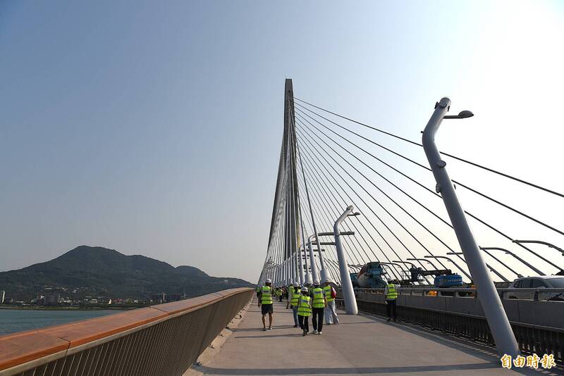 淡江大橋原始設計團隊登橋參訪 盛讚「還原度接近100%」