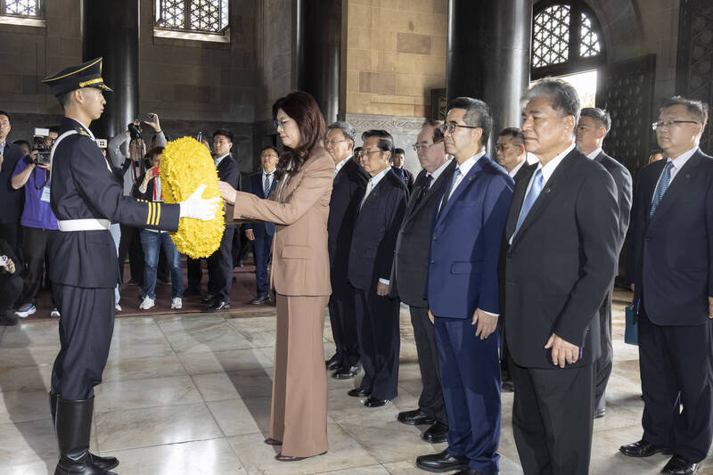 中國民眾喊「下架民進黨」遭鎖喉帶離 王丹:中共偽裝技巧越來越好