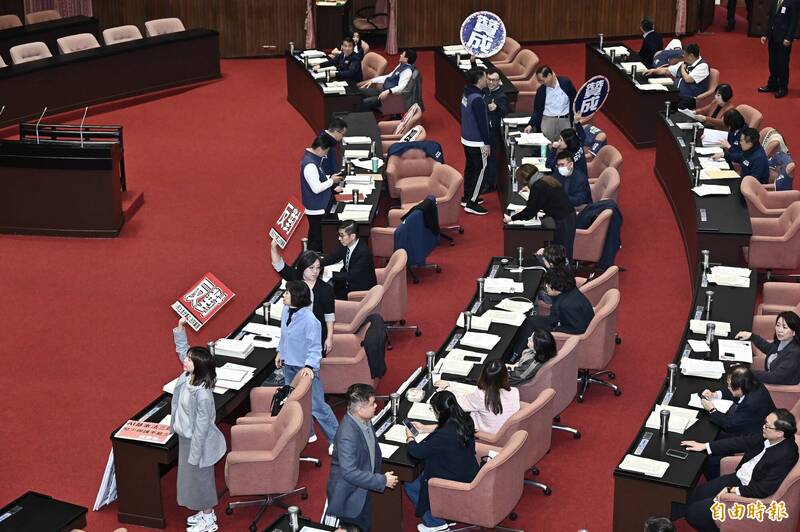 總預算卡關卻提延會到7月！周軒揶揄藍白：誰這麼怕被關？