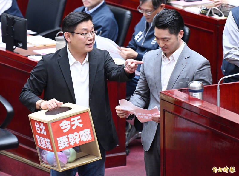 諷頻出新政像「開盲盒」 陳賢蔚備驚喜箱給蔣萬安摸彩