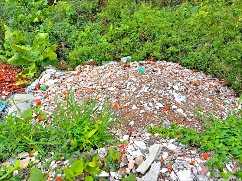 苗栗雙峰山下國有地 遭濫倒10噸廢棄物