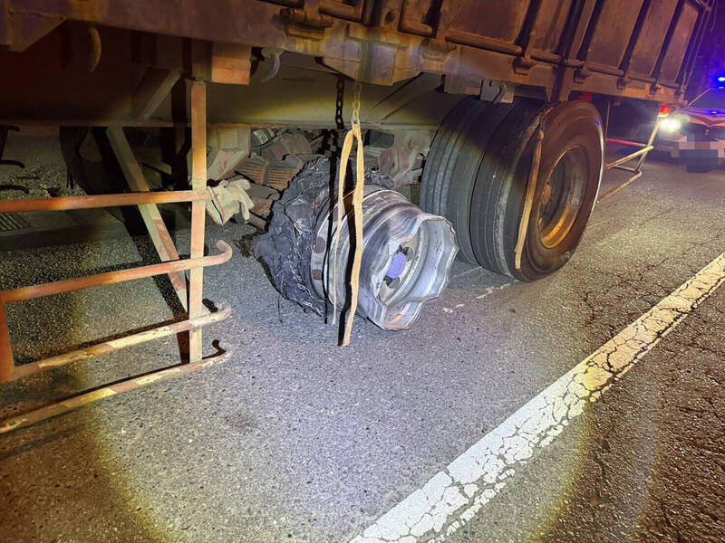 國道一號凌晨連環撞 半聯結車爆胎釀29車追撞