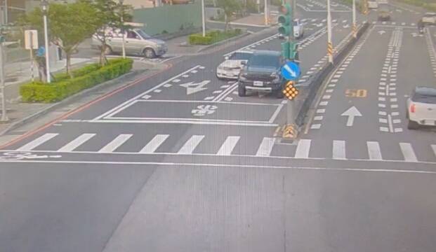 白色賓士車多次撞分隔島又追撞前車後逃逸 遭疑涉毒駕