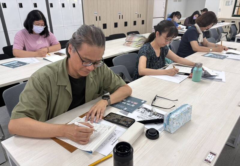 多久沒拿筆寫字? 台南教師研習硬筆書法提升教學專業