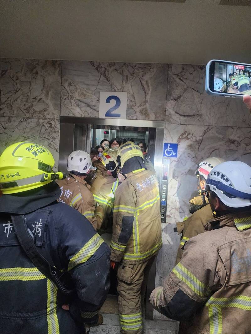 電梯驚魂!台南大學7生受困 警消15分鐘成功解危