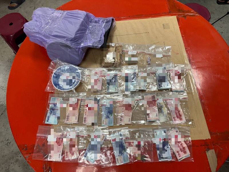 东港警方昨天启动快打部队，跨海破获职业赌场。（警方提供）