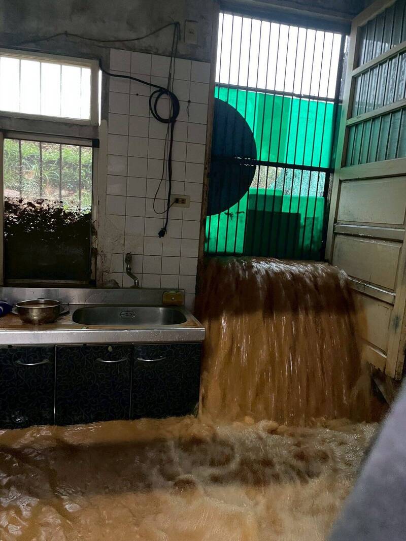 天災?人禍?苗栗通霄土石沖刷入民宅 警追查違規開發案場