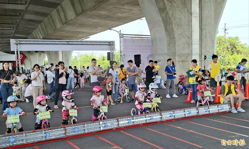 南投親子輪動場11月啟用 284童滑步車競速暖場