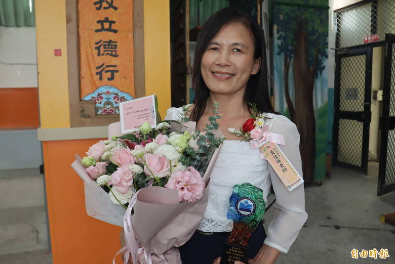 視障教師吳佳樺彷佛能聽聲辨位 學生不敢教室內搗蛋、打瞌睡