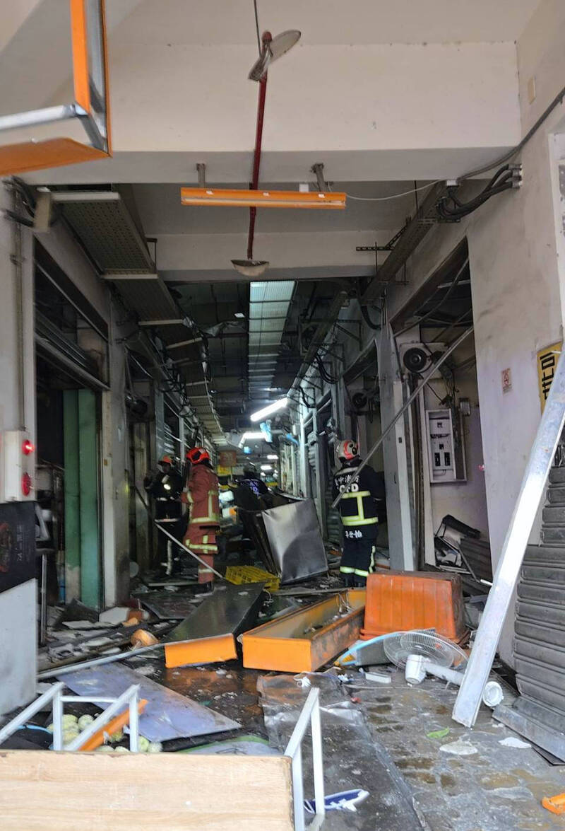 建国市场3月3日气爆，造成16间店铺铁卷门、天花板、电梯及公共设施毁损。（资料照，民众提供）