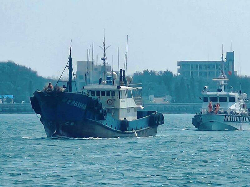 中國漁船「閩龍漁63888號」越界 疑涉竊案澎湖海巡隊帶回釐清