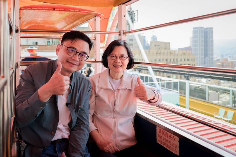 賴瑞隆帶路體驗單軌列車 小英總統朝聖全台歷史最悠久頂樓樂園