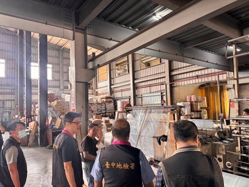中東戰火掀原料焦慮!中檢嚴查囤積哄抬價格 直奔2塑膠袋大廠稽查