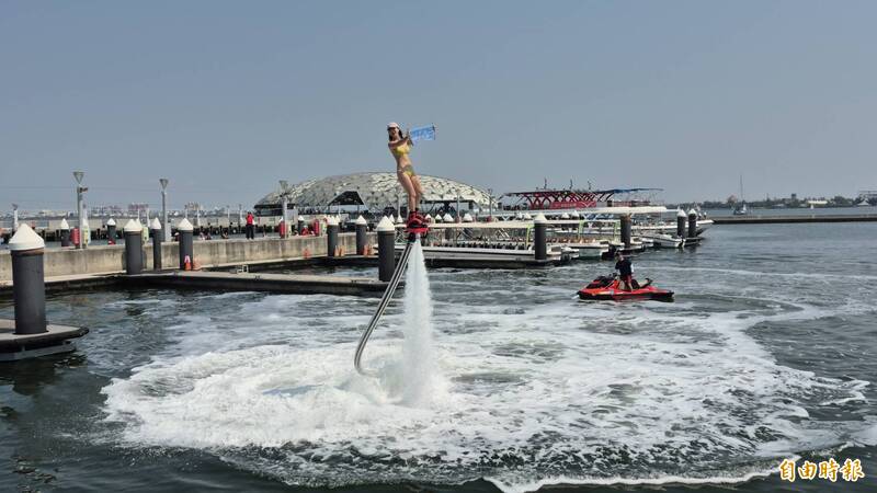 大鵬灣帆船生活節登場 比基尼水上鋼鐵人開場辣翻全場