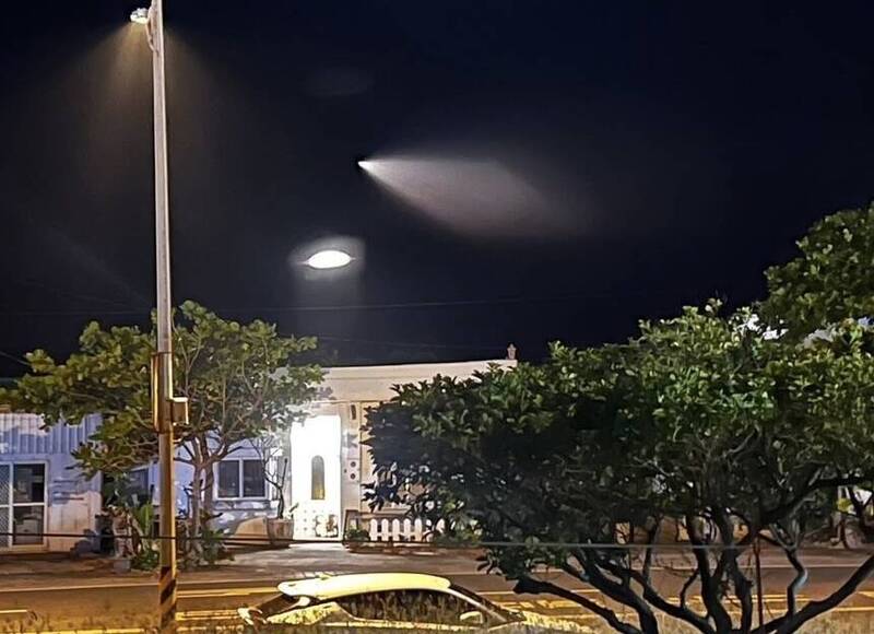 垦丁民众目击一道不明强光、还带著长长烟雾尾巴。（民众提供）