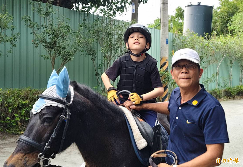 父清馬廄換腦麻兒阿戟騎馬復健!蕭美琴探訪加油 動人父子情曝