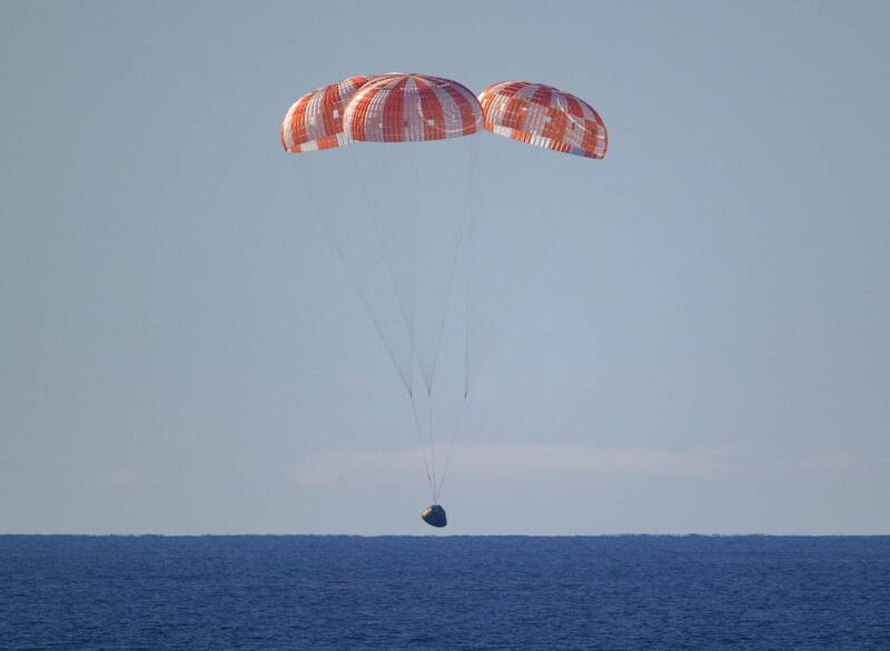 「猎户座」太空船降落过程。（欧新社）