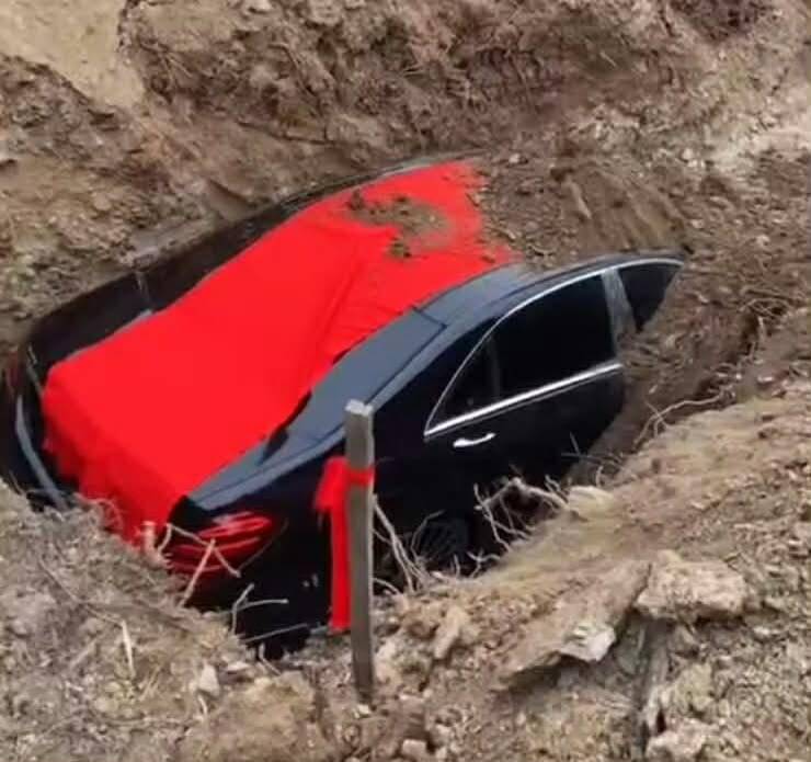 不是紙紮的!中國遼寧男將賓士車當陪葬品引熱議 官方宣稱「違法」將處理