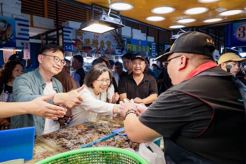 陪小英總統體驗蚵仔寮魅力 賴瑞隆化身叫賣哥