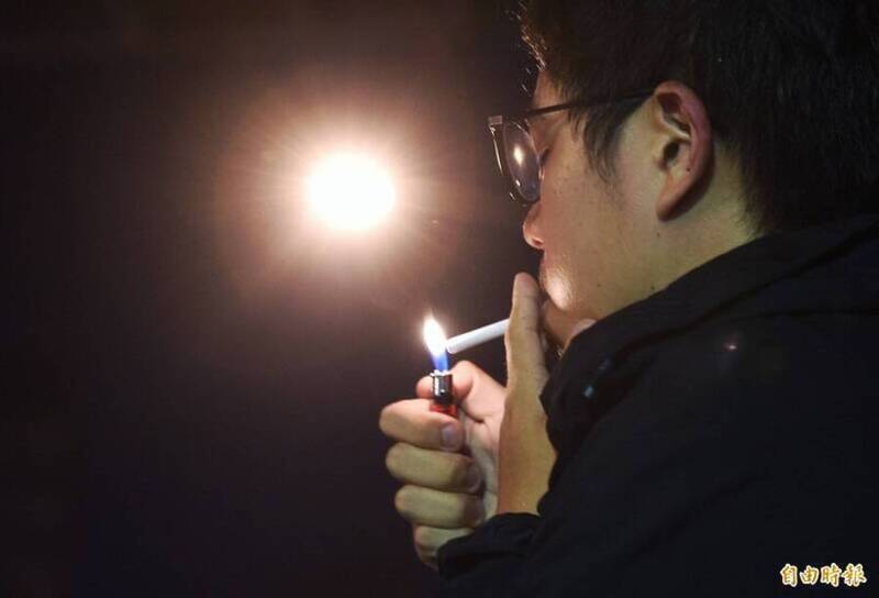 老是聞到菸味……老菸槍鄰居屢勸不聽 中風男怒提告勝訴