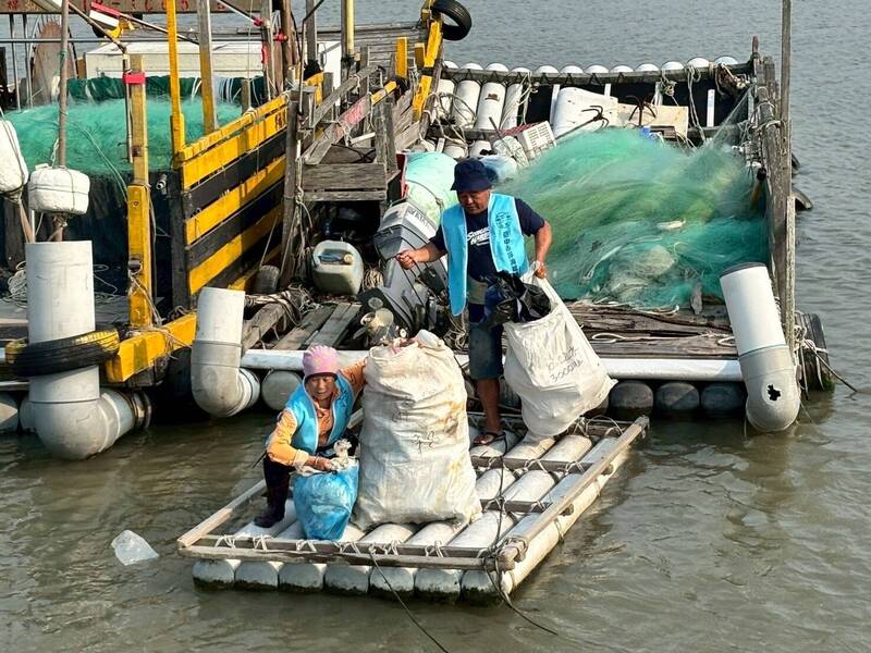 台中環保艦隊4漁港20船清海漂垃圾 40分鐘清出近300公斤