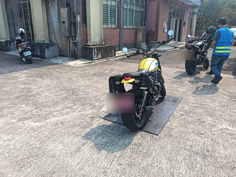 大溪警分局11日结合环保局及监理单位，于大溪区复兴路二段执行联合稽查勤务，1辆百万重机因噪音超标挨罚。（记者郑淑婷翻摄）