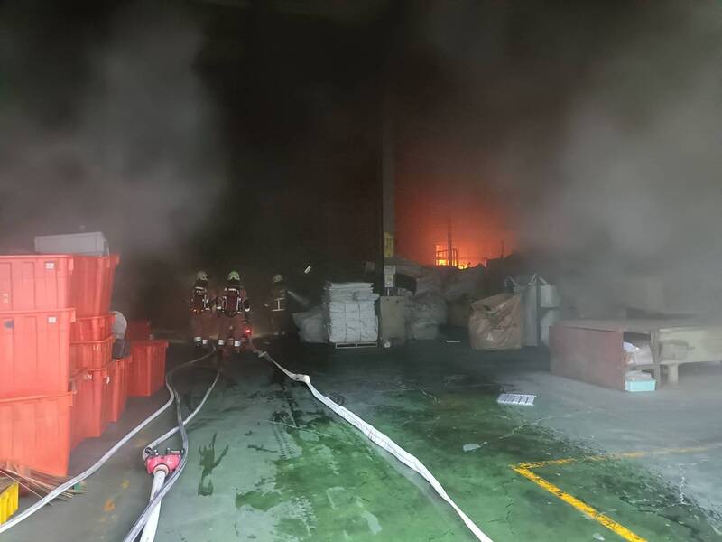 上櫃公司金益鼎大火 廠房燃燒一千平方公尺