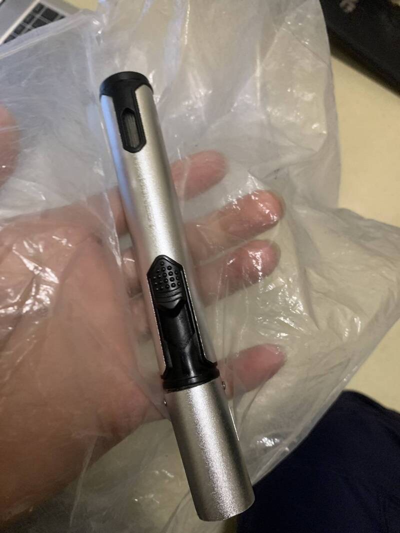 警方查扣谢男持有的铝制打火机。（记者王冠仁翻摄）