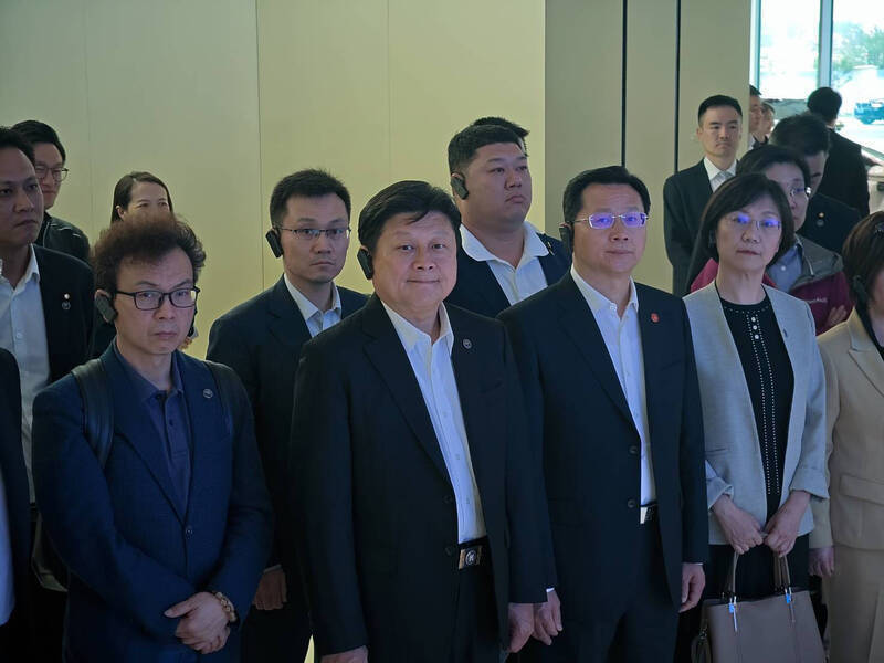 小米股價腰斬!鄭麗文接力傅崐萁參訪 專家戳破北京雙重圖謀