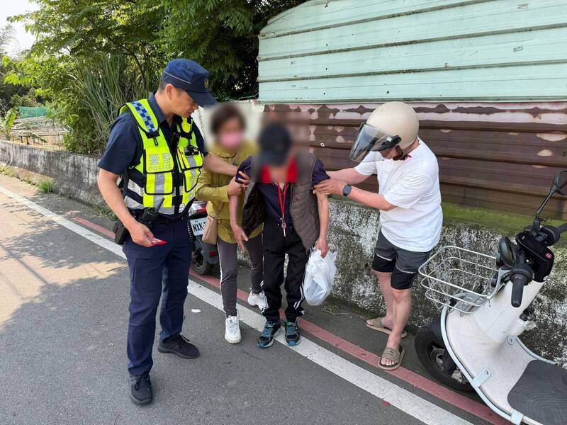 迷途5公里難耐高溫癱坐路旁 平鎮警暖送失智翁返家