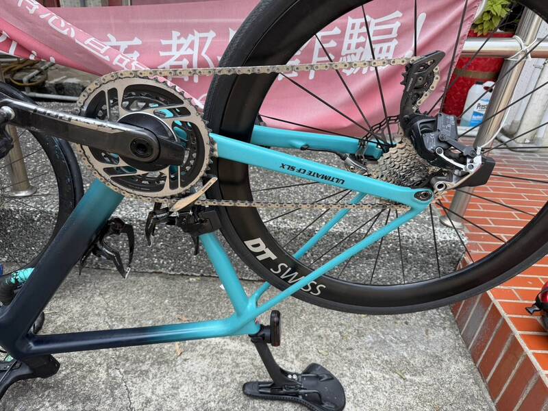 该辆自行车车架要价逾20万元，一对板轮恐也要价10万元。（警方提供）