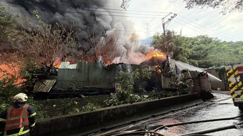 空汙難散！新莊廢車工廠大火 新北、桃園4區快關窗戶
