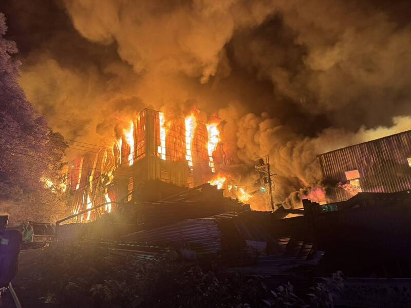 驚人惡火照曝光!五股舊衣工廠火警 燒毀逾5600平方公尺