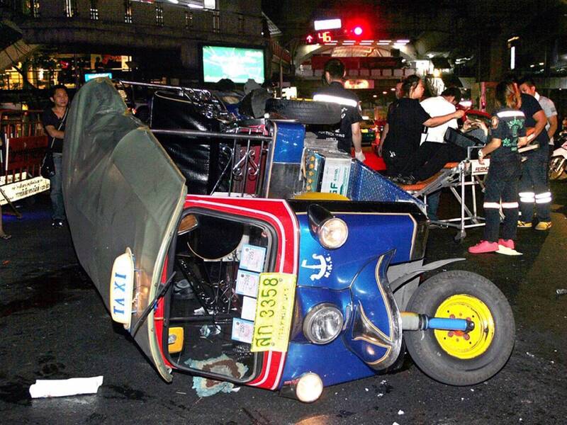 每年在泰國傳統新年「潑水節」期間，都會有數百人死於交通事故，其中大多數事故都與酒後駕駛和超速有關。圖為泰國曼谷市中心一條主幹道路口，救援人員抬著一名受傷乘客，旁邊是一輛發生事故的嘟嘟車（三輪自動人力車）。（歐新社檔案照）