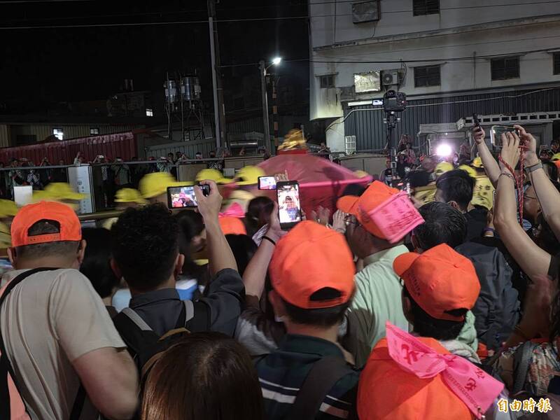 粉紅超跑深夜起駕 46萬香燈腳擠爆白沙屯