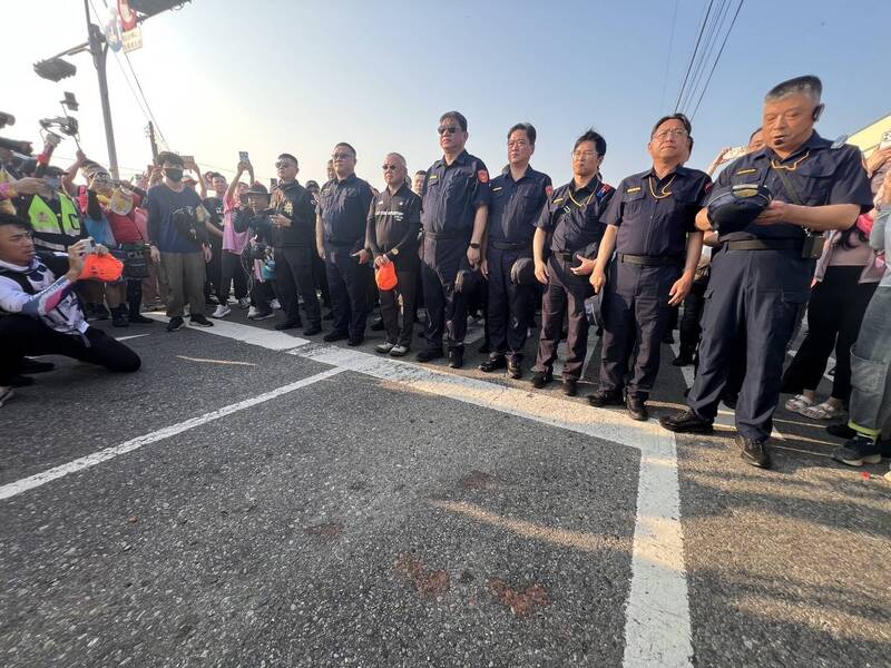 白沙屯媽「粉紅超跑」進入台中市轄區 沿途約25萬人跟隨