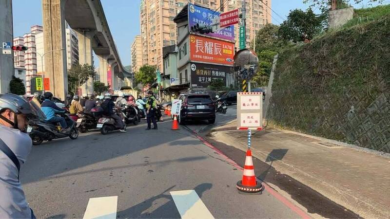 新莊廢車工廠大火濃煙瀰漫 壽山路山區路段暫封閉