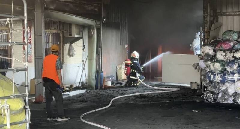 田尾紡織廠傳火警，消防人員搶救中。（民眾提供）