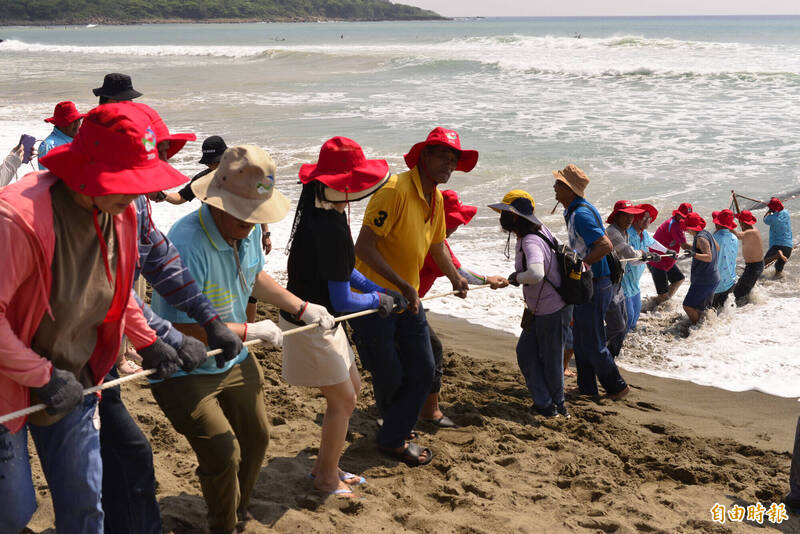 睽違40年!滿州港口重現「牽罟」古漁法 百人齊心挽網傳承