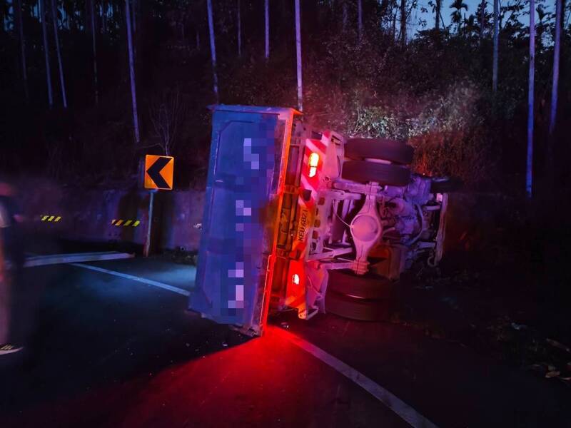 嘉義大貨車駕駛酒後行駛山路 翻覆受困重傷送醫