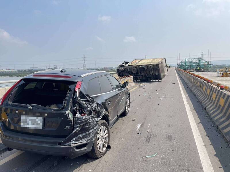 轟！西濱彰化段大貨車卡護欄駕駛受傷 車流大塞3公里