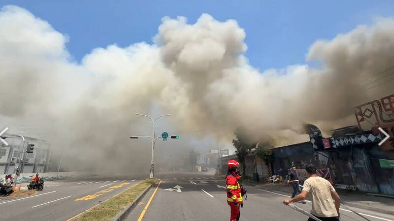 台东市外环道阿里岸风味餐厅中午火警，浓烟飘散。（记者黄明堂翻摄）