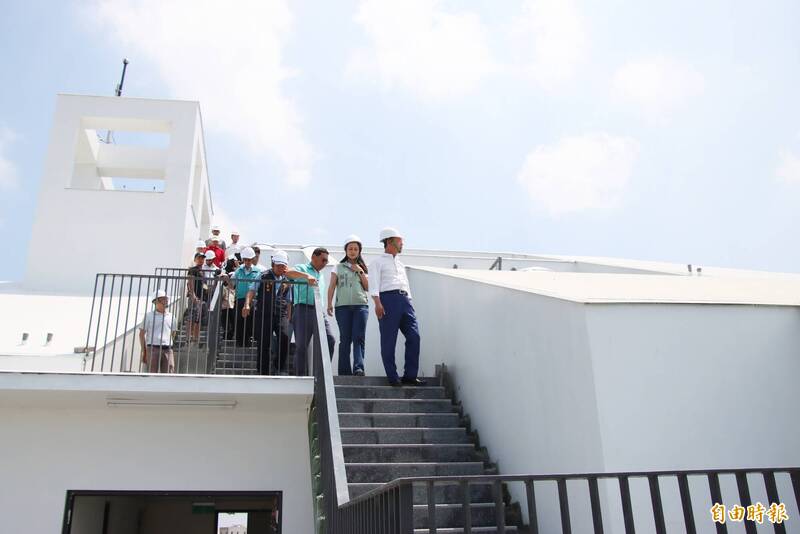 义竹消防分队厅舍屋顶设计融合在地特色，并兼具防灾与休憩功能。（记者林宜樟摄）