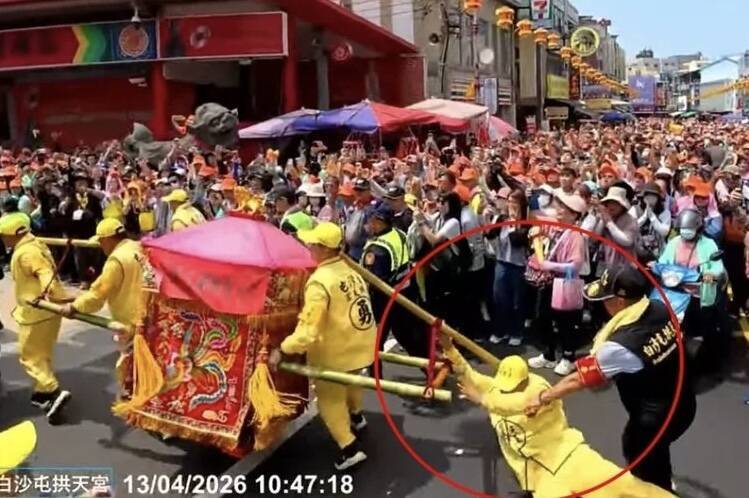 「粉紅超跑」鎮瀾宮前突甩尾 轎班人員跌倒爮起抬轎令民眾感動