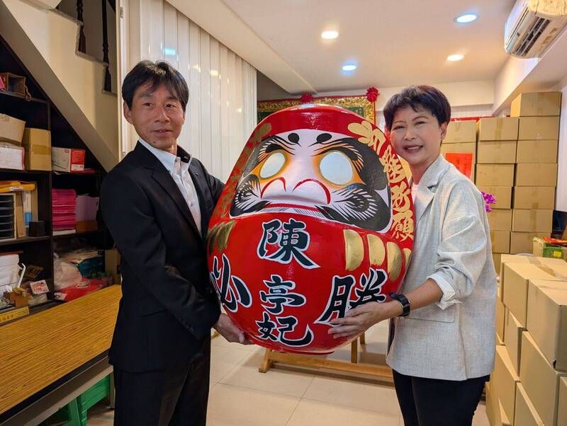 日本高崎農政團隊到訪 贈達摩挺陳亭妃選台南市長