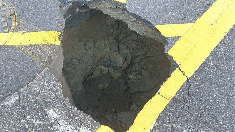 鳳山瑞春街路面塌陷 出現長100公分、寛80公分坑洞