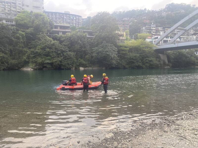张翁疑似在新北市新店广兴桥落水，警消获报到场下水搜寻但未发现，将于明日继续搜救 。（记者陆运锋翻摄）