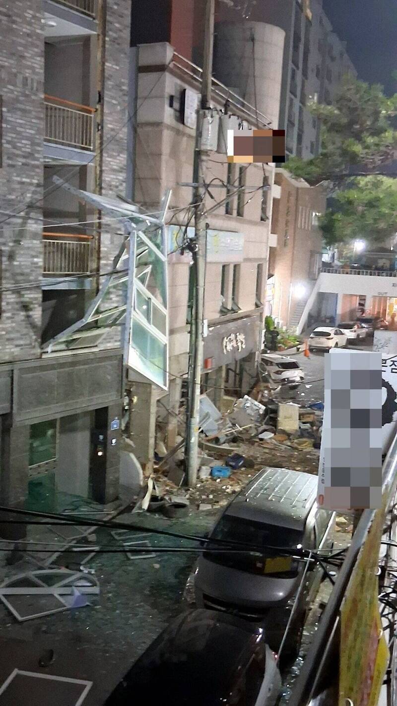 附近民宅遭到波及。（歐新社）