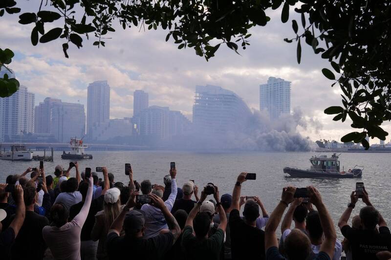 许多民众在远处观看爆破过程。（美联社）